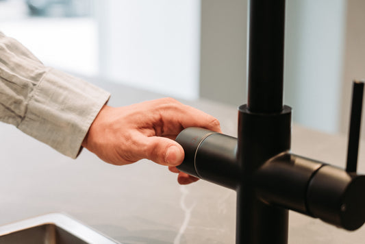 Sort køkken vandhane der samler køkkenets udtryk